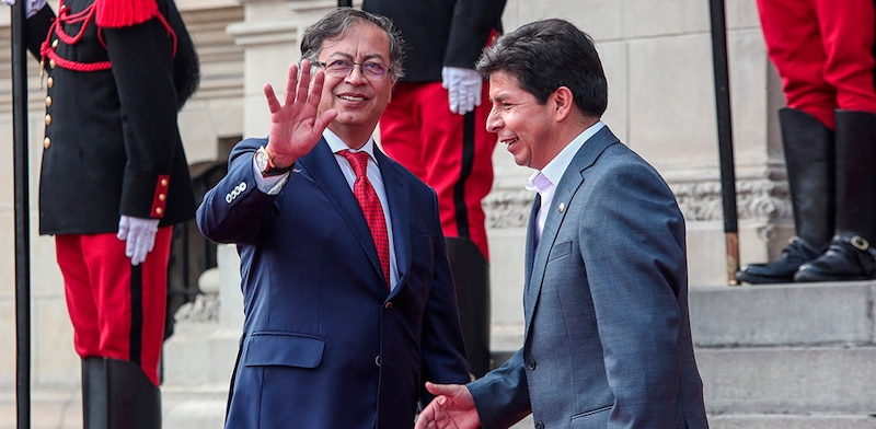 El presidente ecuatoriano, Guillermo Lasso, saluda al presidente chileno, Gabriel Boric, en la ceremonia de cambio de mando en Santiago de Chile.