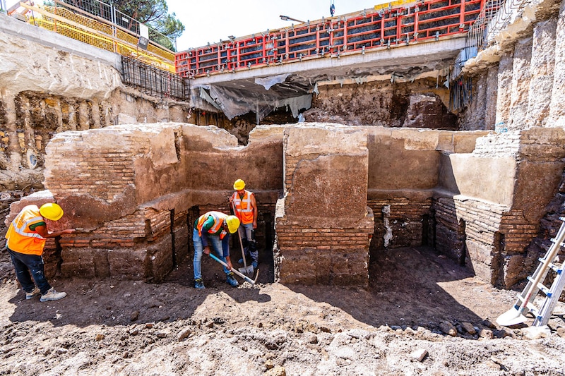 Arqueólogos trabajando en las ruinas de una antigua ciudad