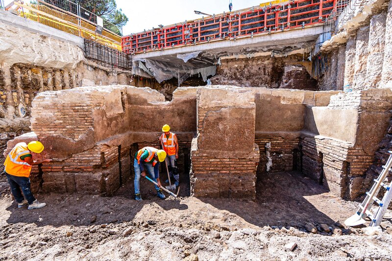 Arqueólogos trabajando en las ruinas de una antigua ciudad