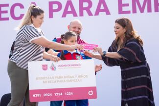 Gobierno capitalino otorga apoyos de hasta 3 mil 700 pesos a niñas y niños de escuelas públicas