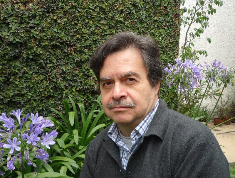 Retrato de un hombre con bigote y cabello negro.