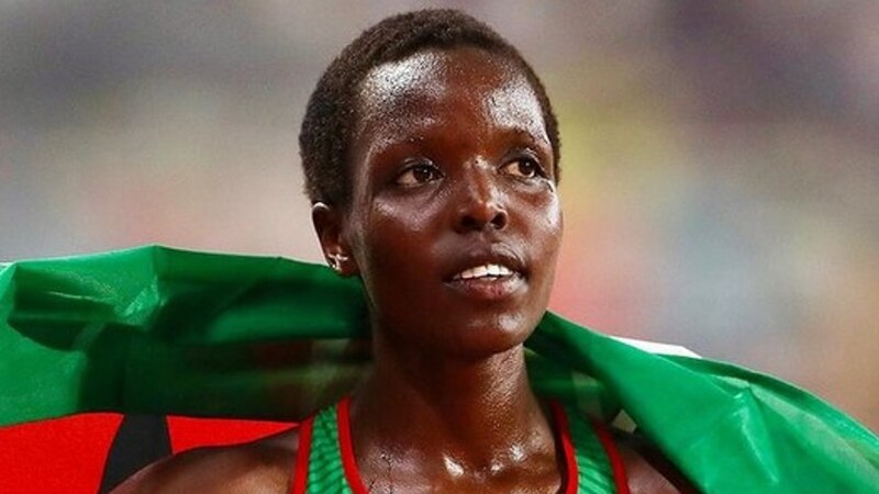 La atleta keniana Faith Kipyegon celebra su victoria en los 1500 metros femeninos en los Juegos Olímpicos de Río 2016.