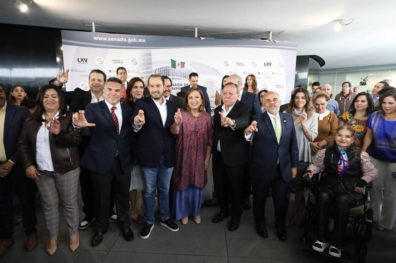 Senadores mexicanos muestran su apoyo a la diversidad y la inclusión.