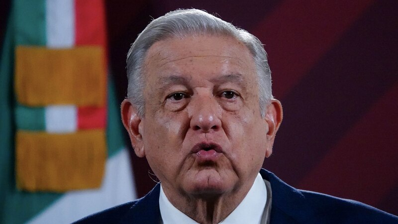 El presidente Andrés Manuel López Obrador habla durante una conferencia de prensa en el Palacio Nacional.