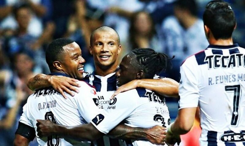 Jugadores de fútbol celebrando un gol