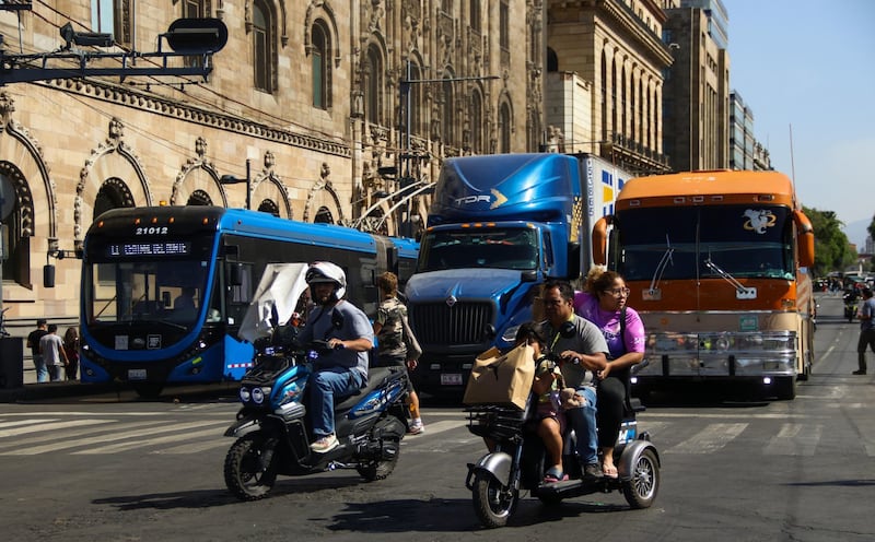 Habitantes de  un predio del centro histórico, cerraron el eje central a la altura del palacio de Bellas Artes. exigen que mejore el servicio de la CFE.