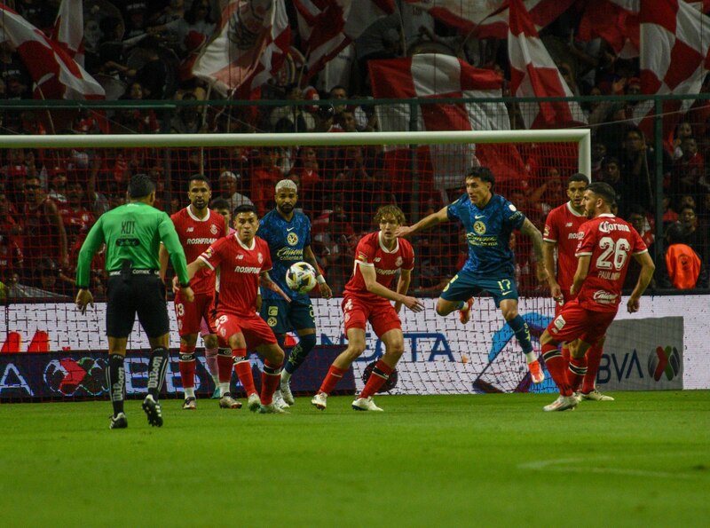 Los Diablos de Toluca recibieron en el estadio Nemesio Diez a la escuadra de las Águilas del América en el partido correspondiente a la jornada 17 del Torneo Apertura 2024 de la LIGA MX, el marcador final 4-0 a favor de la escuadra choricera.