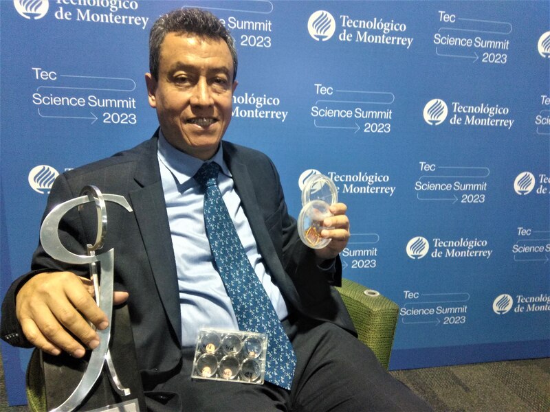 Investigador del Tec de Monterrey recibe premio por su trabajo en biotecnología