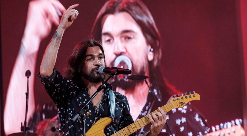 El cantante colombiano Juanes se presenta en concierto.