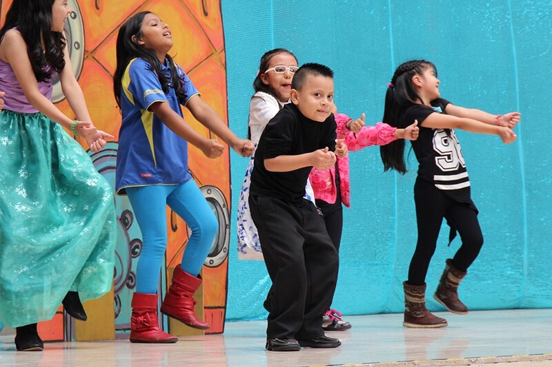 Niños bailando en el escenario