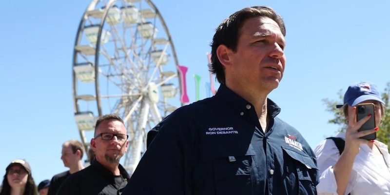 El gobernador Ron DeSantis habla en una feria estatal