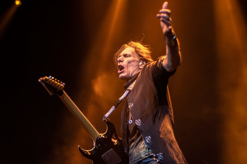El guitarrista de rock Neal Schon en concierto