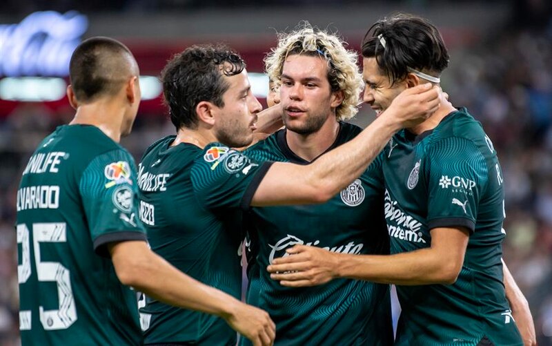 Jugadores del Club León celebran un gol