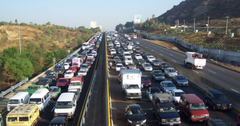 Tráfico vehicular en una autopista
