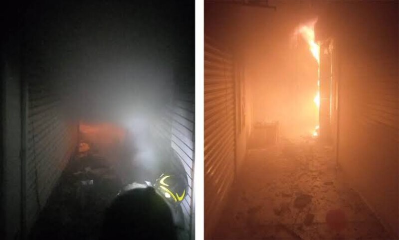 Bomberos combaten incendio en un edificio