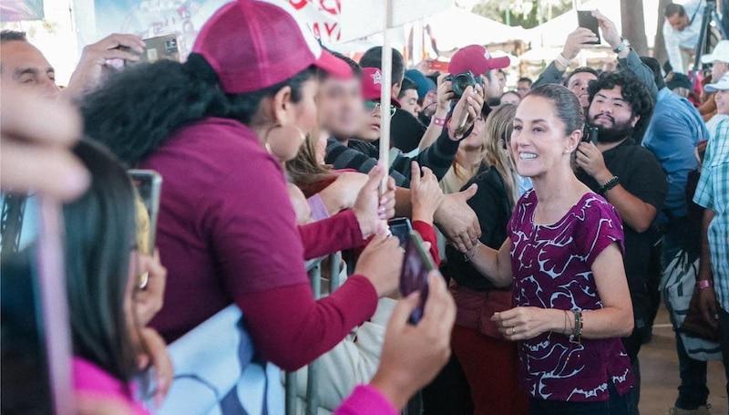 La candidata presidencial Xóchitl Gálvez saluda a sus simpatizantes durante un mitin en la Ciudad de México.