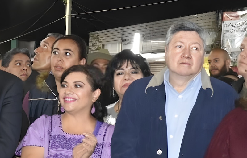 El candidato presidencial Andrés Manuel López Obrador saluda a sus seguidores durante un mitin en la Ciudad de México.