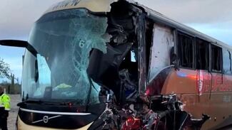 Cinco muertos y 25 heridos al chocar un autobús y un tractocamión en Sonora