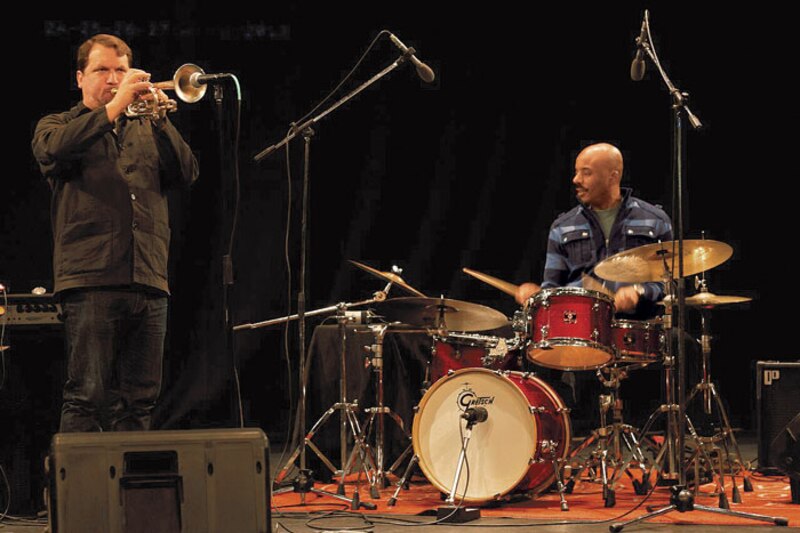 Baterista y trompetista de jazz tocando en vivo