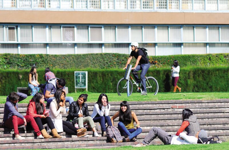 Estudiantes universitarios descansando en el campus