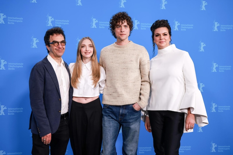 - "El elenco de la película 'Tár' en el Festival de Cine de Berlín".