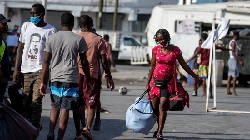 Migrantes venezolanos caminan por las calles de Chile