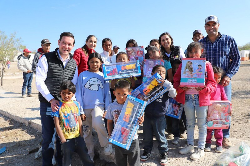 Presidenta del DIF Coahuila entrega juguetes de niños de comunidades rurales