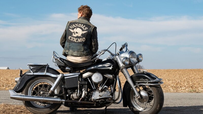 Motociclista solitario en la carretera