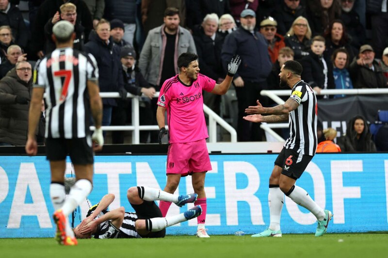 El delantero del Newcastle United, Miguel Almirón, celebra su gol ante el Fulham FC