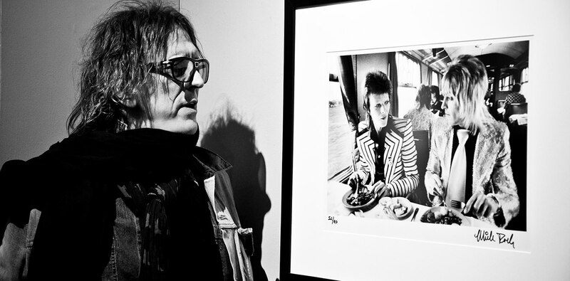 David Bowie mirando una fotografía de sí mismo