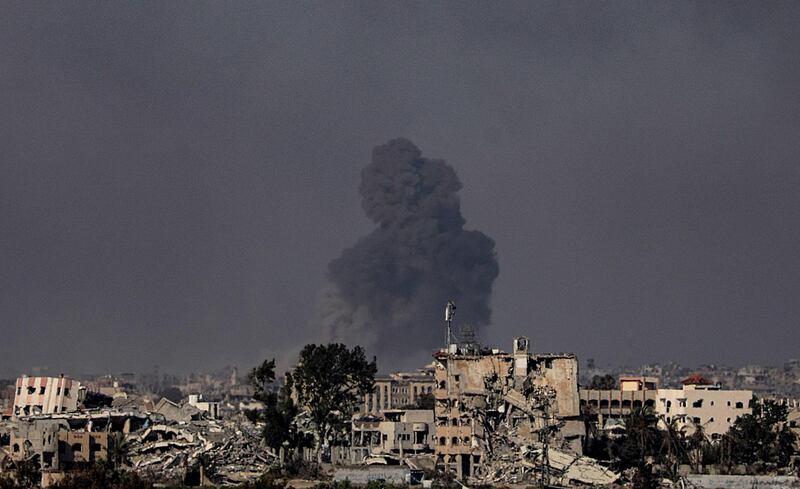 Ataque aéreo en Siria deja edificios destruidos