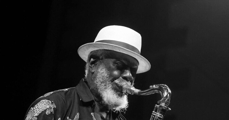 Saxofonista de jazz tocando en vivo