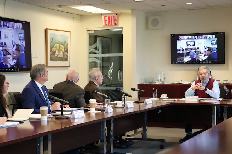 Juan Ramón de la Fuente durante una reunión con cónsules en Nueva York para abordar la protección de migrantes mexicanos