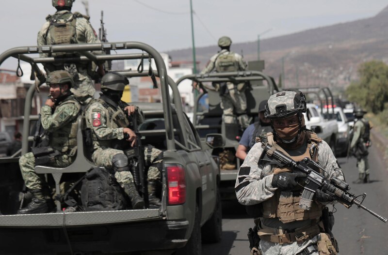 Militares mexicanos patrullan las calles de una ciudad