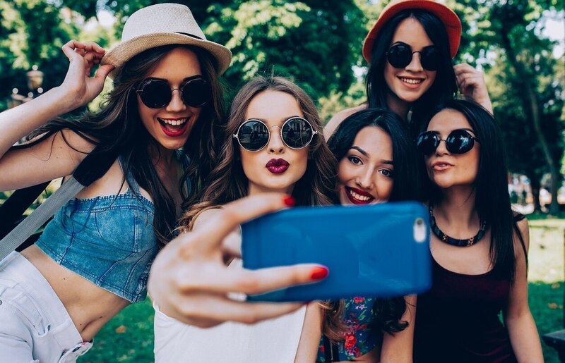 Cuatro amigas se toman una selfie en el parque