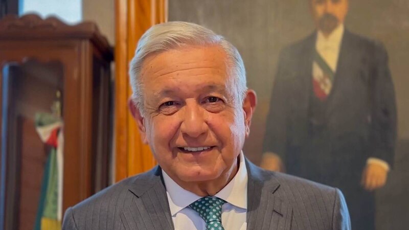 El presidente Andrés Manuel López Obrador sonríe durante una conferencia de prensa.
