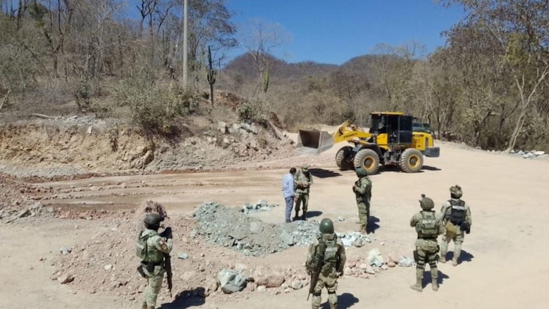 Retroexcavadora militar destruyendo pista clandestina en Mazatlán