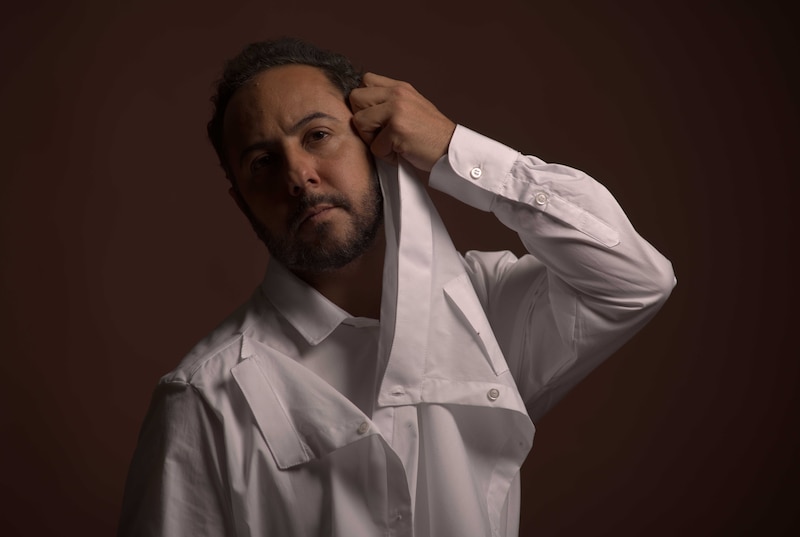Retrato de un hombre con camisa blanca