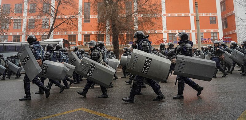 Policías antimotines en acción