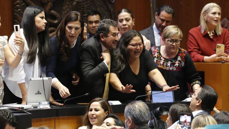 Diputados mexicanos se enfrentan a golpes en el Congreso