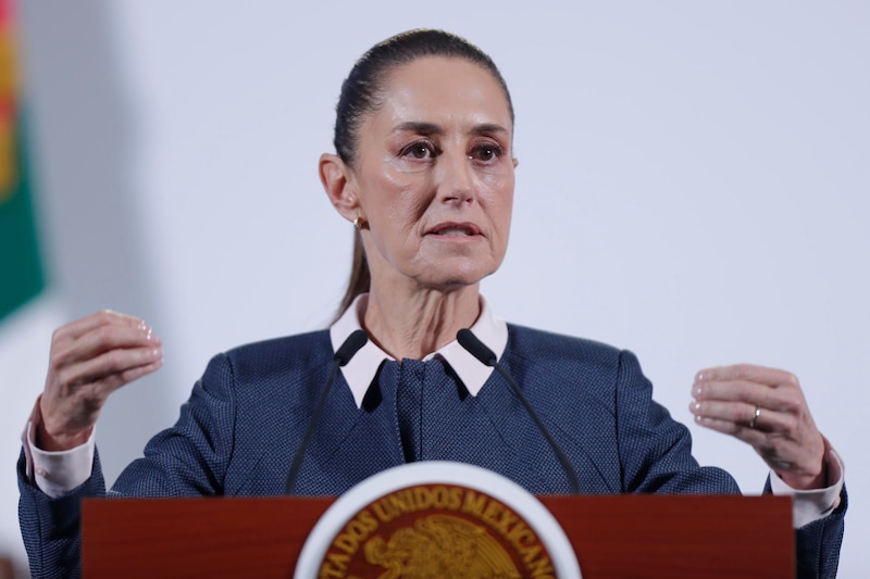 La presidenta de México, Claudia Sheinbaum, participa este martes durante una conferencia de prensa en Palacio Nacional, de la Ciudad de México (México). Sheinbaum aseguró que negociará como "iguales" con Estados Unidos y no habrá "subordinación", ante las amenazas de aranceles y de exclusión del tratado comercial, del próximo mandatario de Estados Unidos, Donald Trump.