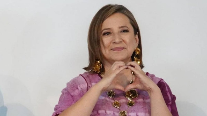 La actriz mexicana Ana de la Reguera muestra su corazón con las manos.