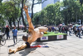 CNTE endurece protesta: vandaliza exposición del Mundial y exige audiencia presidencial