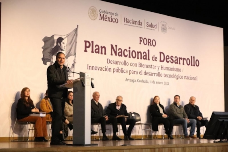 Manolo Jiménez, gobernador de Coahuila, en el Foro "República Sana", acompañado por funcionarios y especialistas en salud