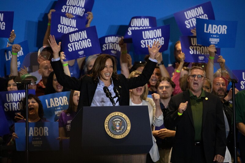 La candidata a la vicepresidencia Kamala Harris pronuncia un discurso ante una multitud en un mitin de campaña.