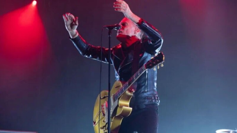 El cantante de rock alternativo, Morrissey, se presenta en concierto.