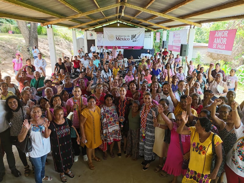 La Presidenta Claudia Sheinbaum y la gobernadora de Guerrero Evelyn Salgado con mujeres amuzgas