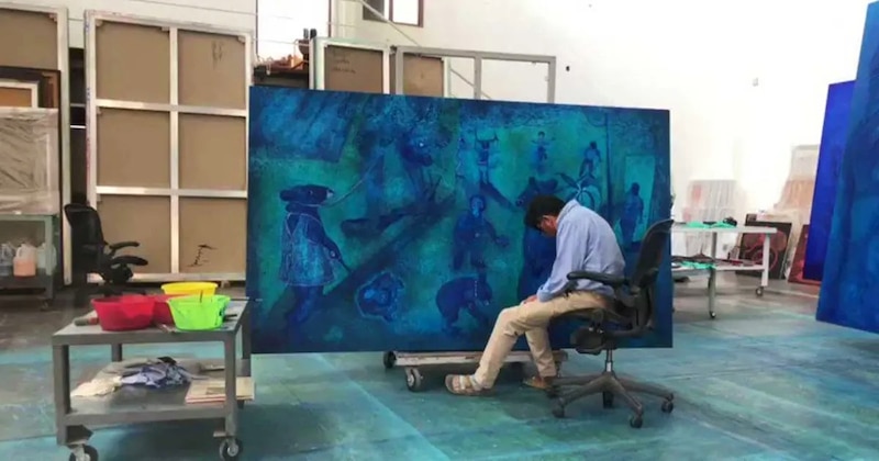 Artista pintando un mural