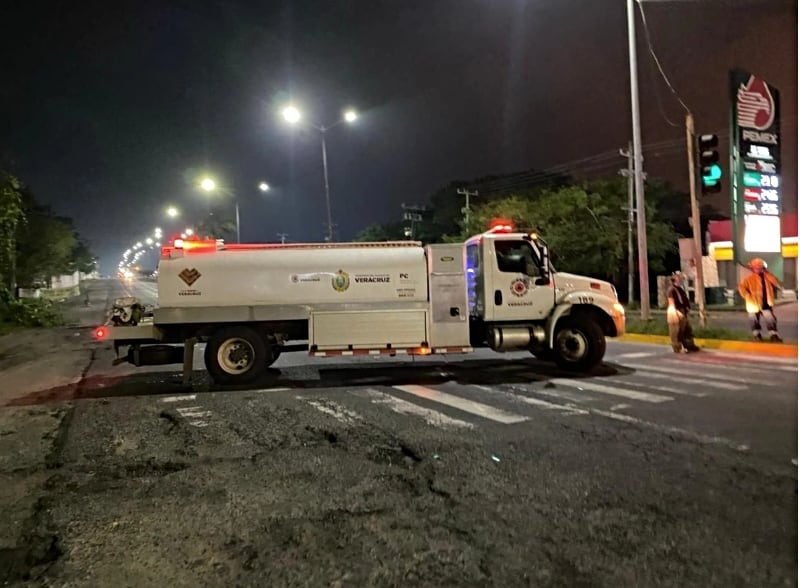 Fuga de amoníaco en Cosoleacaque Una falla en un autotanque dentro del Complejo Petroquímico Cosoleacaque provocó una fuga de amoníaco durante la noche del viernes, lo que derivó en evacuaciones preventivas, cierres viales y la habilitación de albergues temporales en Minatitlán y Cosoleacaque.