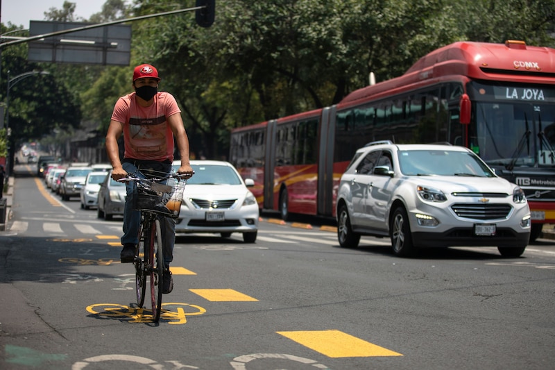 Hoy No Circula jueves 15 de mayo. Avenida de los Insurgentes en Ciudad de México un día de tráfico habitual.